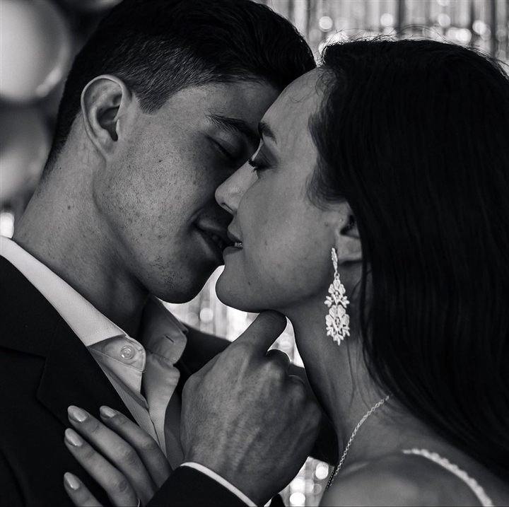 Black-and-white wedding kiss in Fethiye